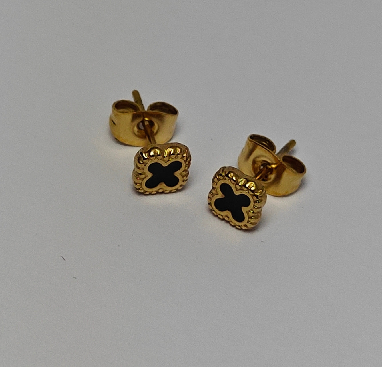 Oorstekers "Black Cross"