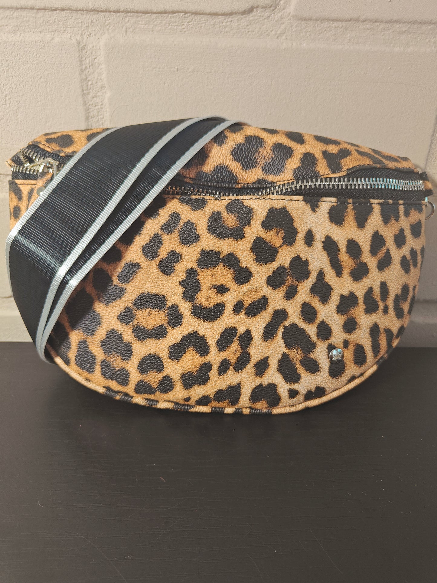Crossbody leopard